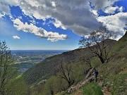 67 In discesa dal Corno Birone nuvoloni a tratti lievemente gocciolanti